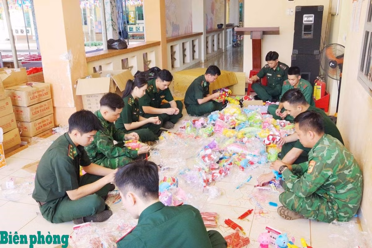 Oficiales y soldados de la Guardia Fronteriza de la altiplánica provincia de Lam Dong preparan obsequios del Medio Otoño para el Jardín de Infancia Hoa Binh, en la comuna Thuan An. (Foto: Van Hoan/Periódico de la Guardafronteras)
