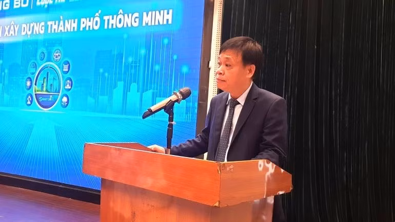 El profesor asociado y doctor Le Quoc Cuong, subdirector de la Junta directiva de la Zona de Alta Tecnología de Ciudad Ho Chi Minh, habla en el evento.