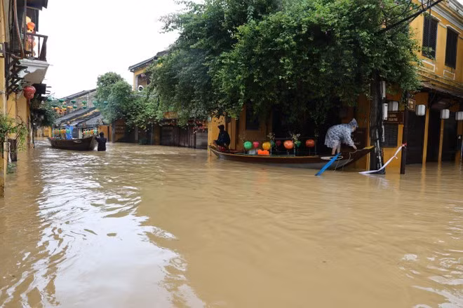 Las autoridades locales ayudan a los visitantes a trasladarse a una zona segura en Da Nang el 28 de octubre de 2025. (Foto: VNA)