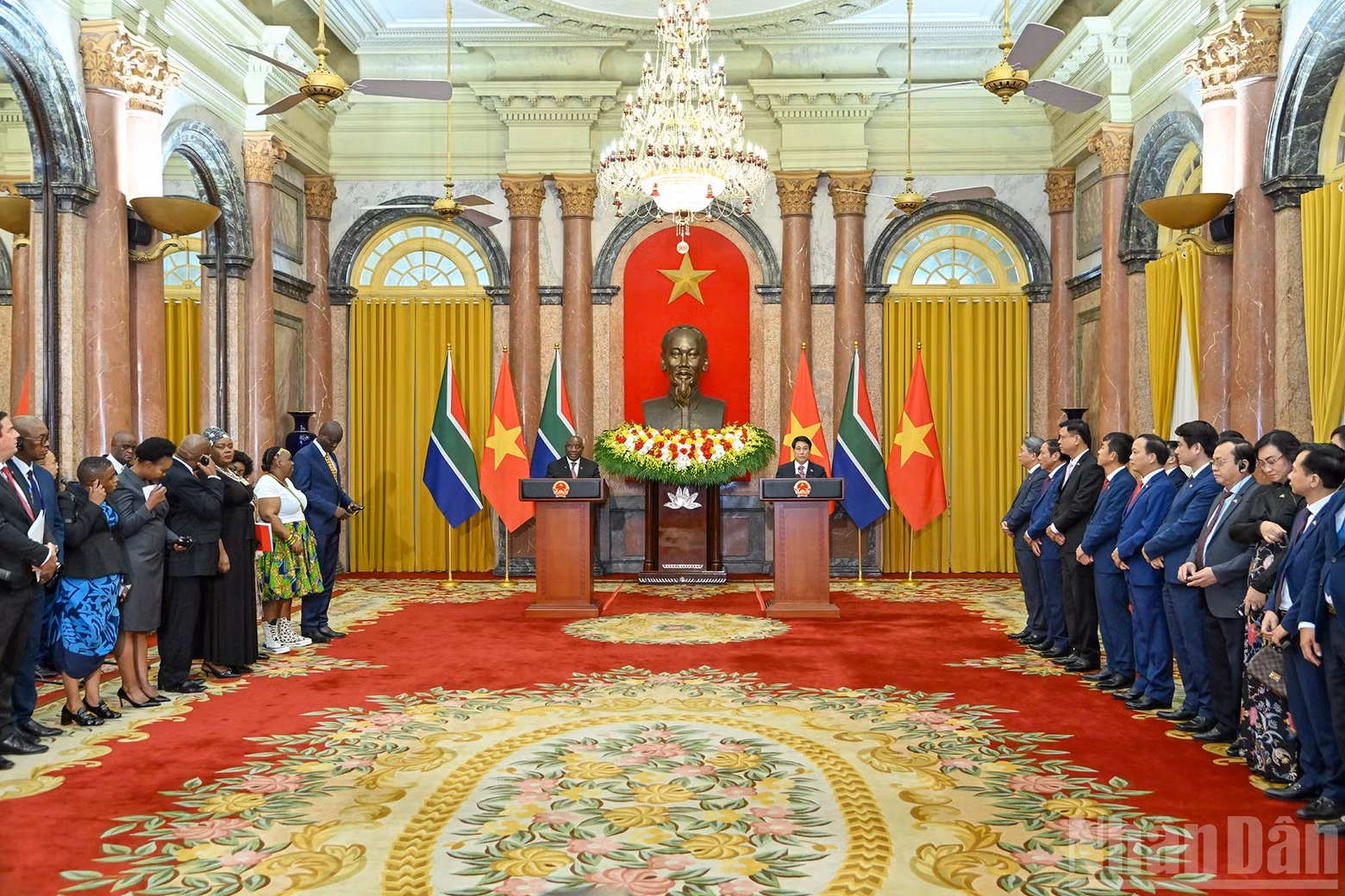 La Guardia de Honor del Ejército Popular de Vietnam se coloca en posición, lista para la ceremonia de bienvenida al presidente sudafricano Matamela Cyril Ramaphosa.