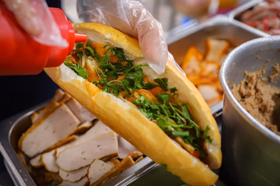 Además de su belleza, el sabor de los sándwiches vietnamitas es un atractivo impresionante para los comensales. (Foto: VNA)