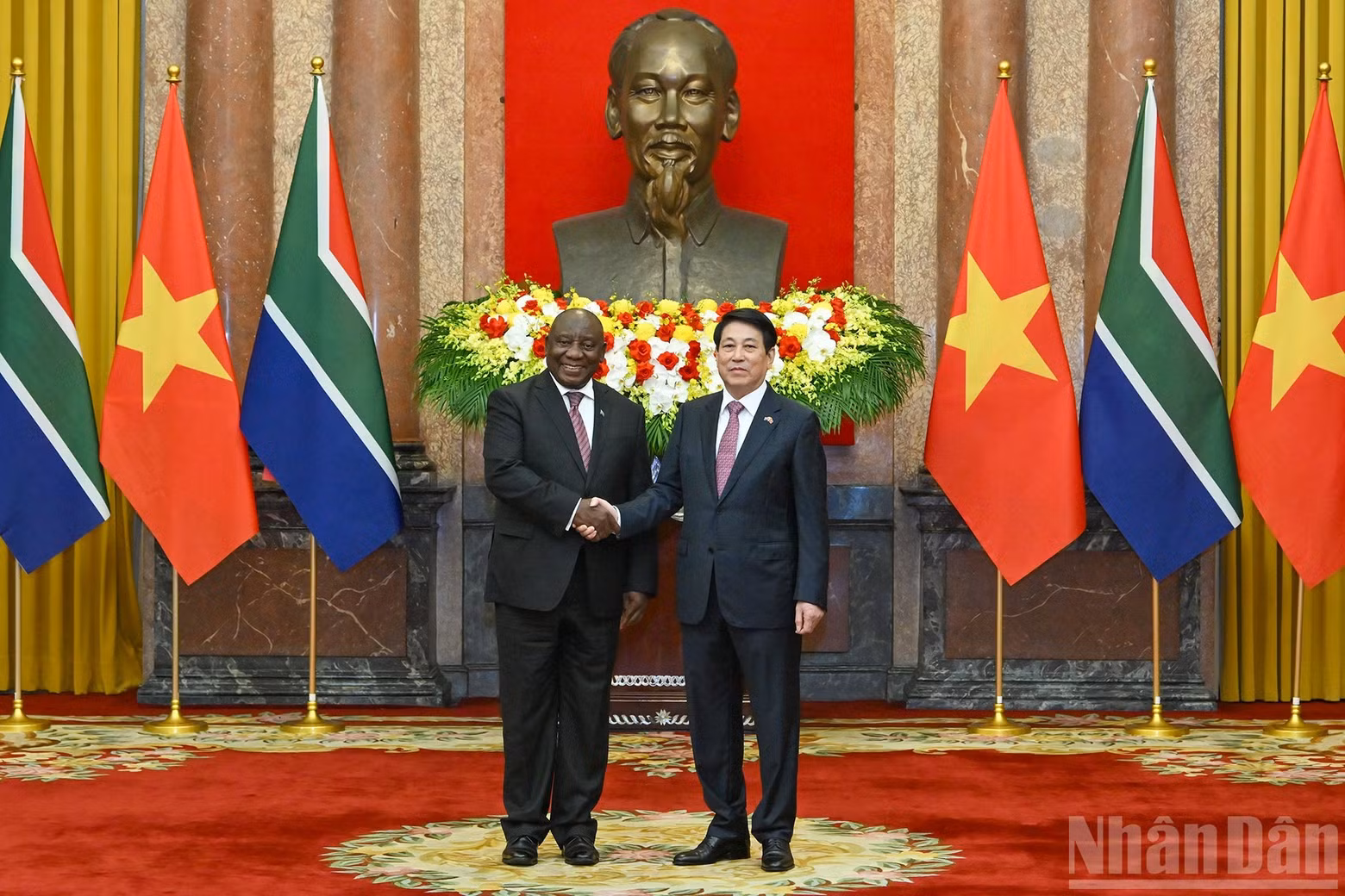 Luong Cuong y Matamela Cyril Ramaphosa posan para una foto conjunta.