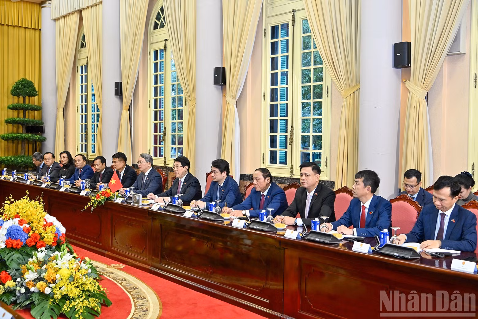 El presidente Luong Cuong y los miembros de la delegación vietnamita en las conversaciones.