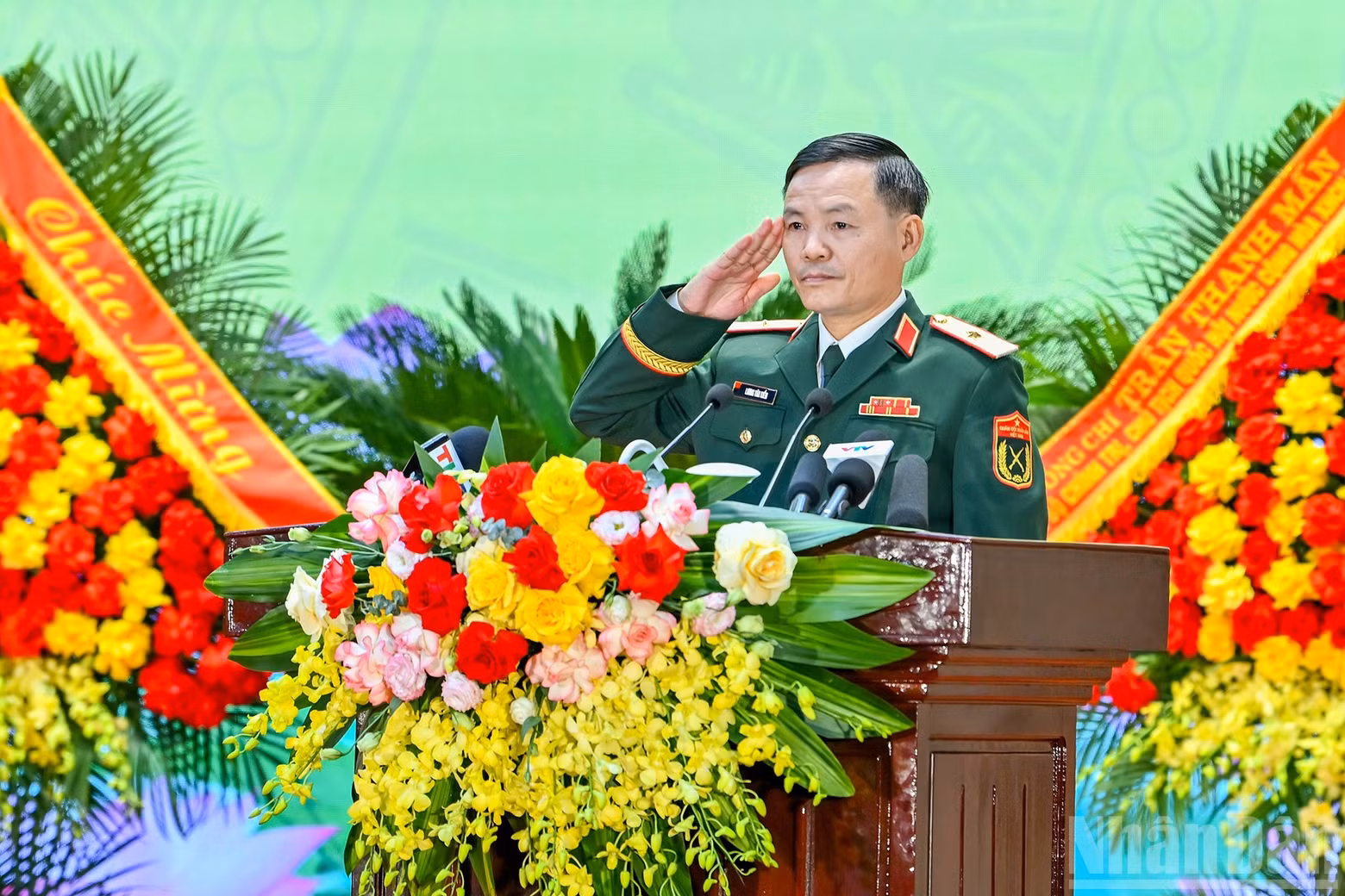 El mayor general Luong Van Kiem, comandante de la Región Militar 3, pronuncia un discurso.