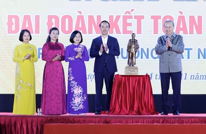 El secretario general del Partido Comunista de Vietnam (PCV), To Lam, entrega una estatua del Presidente Ho Chi Minh al barrio de Thuong Cat. (Foto: VNA)