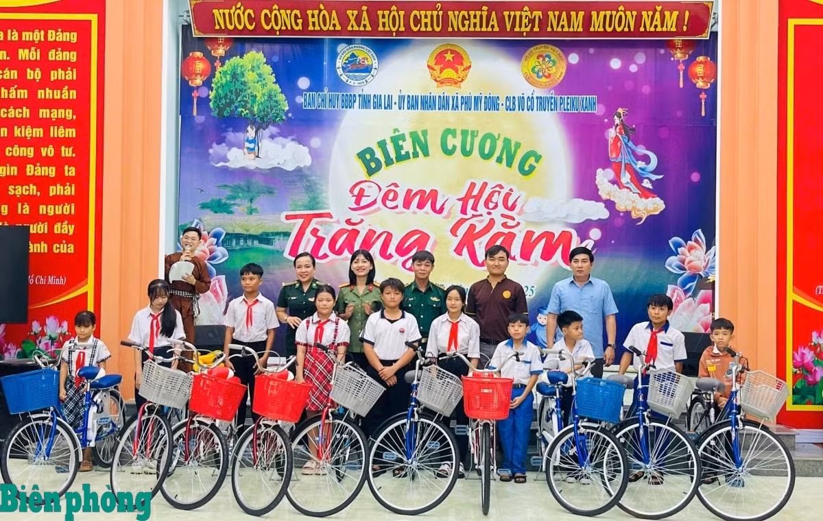 El Mando de la Guardia Fronteriza de la altiplánica provincia de Gia Lai, junto con el Comité Popular de la comuna Phu My Dong y el Club de Artes Marciales Tradicionales Pleiku Xanh, dona bicicletas a estudiantes de esa localidad con pocos recursos económicos. (Foto: Cong Cuong/Periódico de la Guardafronteras)