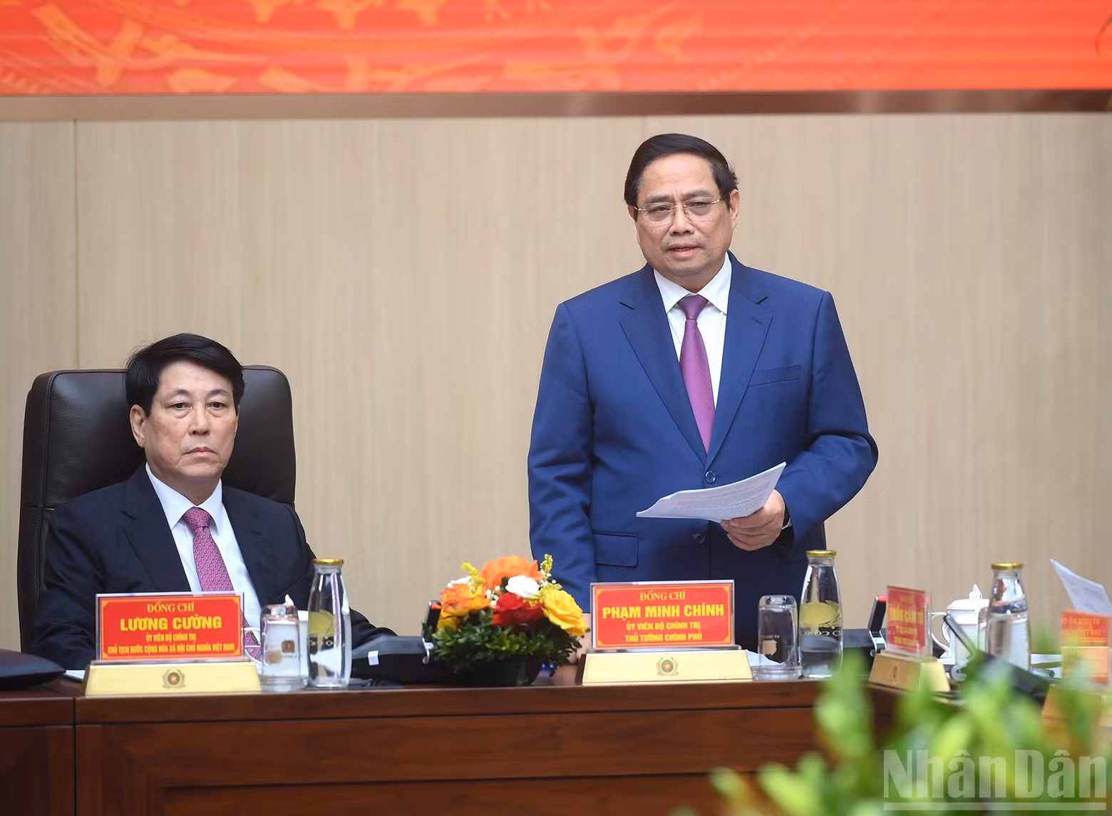 El primer ministro Pham Minh Chinh interviene en la conferencia.