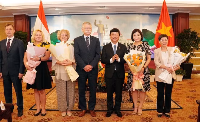 Vo Van Minh, subsecretario del Comité del Partido y presidente del Consejo Popular de Ciudad Ho Chi Minh, y el presidente de la Asamblea Nacional de Hungría, Kover Laszlo. (Foto: VNA)