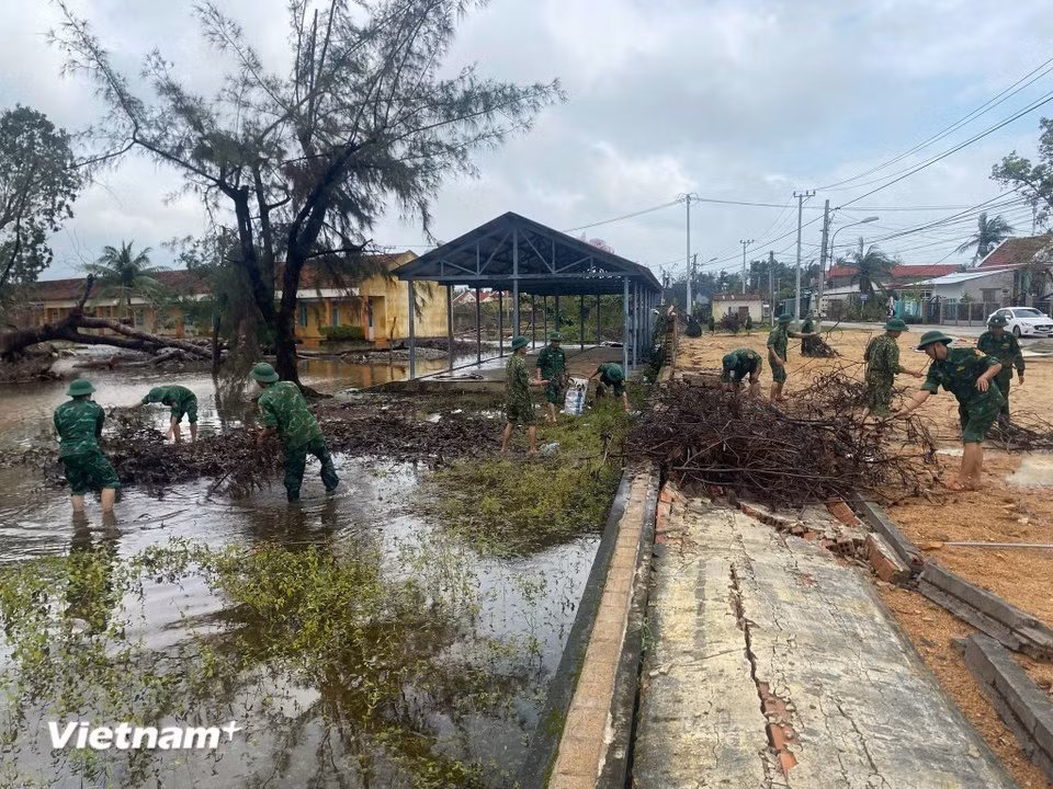 El 24 de noviembre, la Guardia Fronteriza de la provincia de Dak Lak intensificó el despliegue de personal y equipos en las zonas afectadas, coordinando con autoridades locales y otras fuerzas para ayudar a la población a superar los efectos de las inundaciones y restablecer la vida cotidiana. (Foto: Vietnam+)