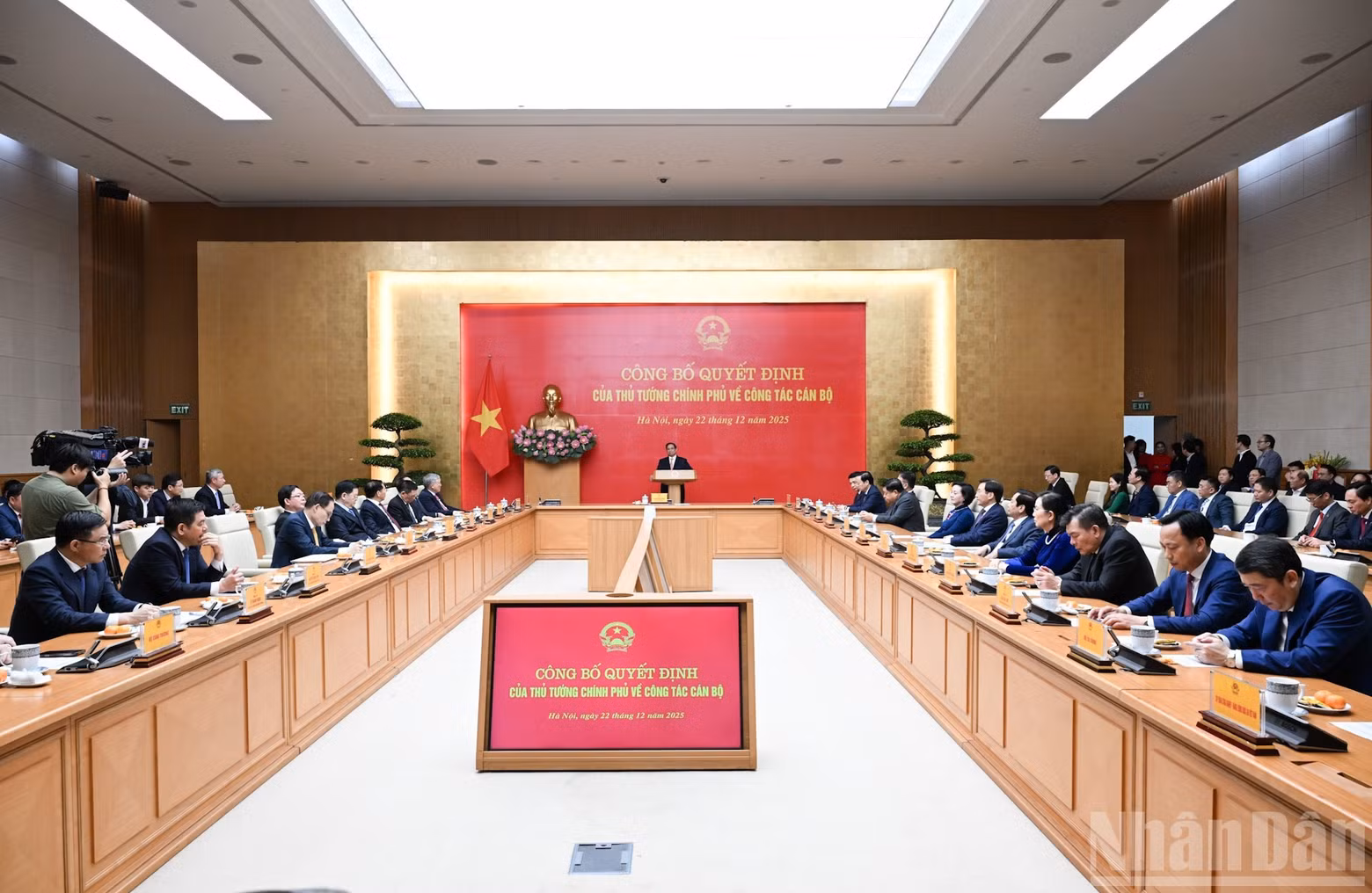 El primer ministro Pham Minh Chinh preside la ceremonia.