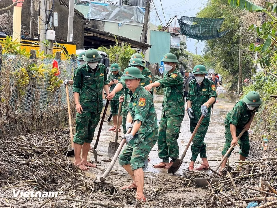 Soldados de la Guardia Fronteriza limpian calles y viviendas tras las inundaciones. (Foto: Vietnam+)