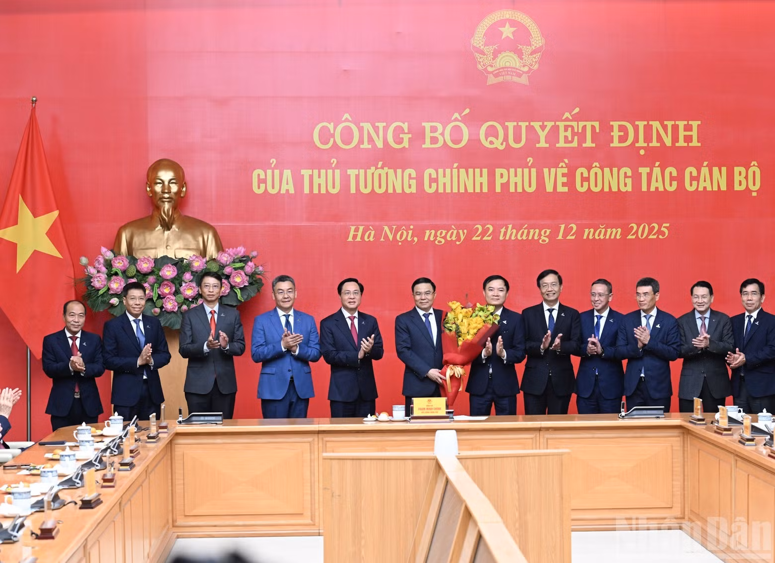 Los delegados felicitan al ministro interino de Industria y Comercio, Le Manh Hung.