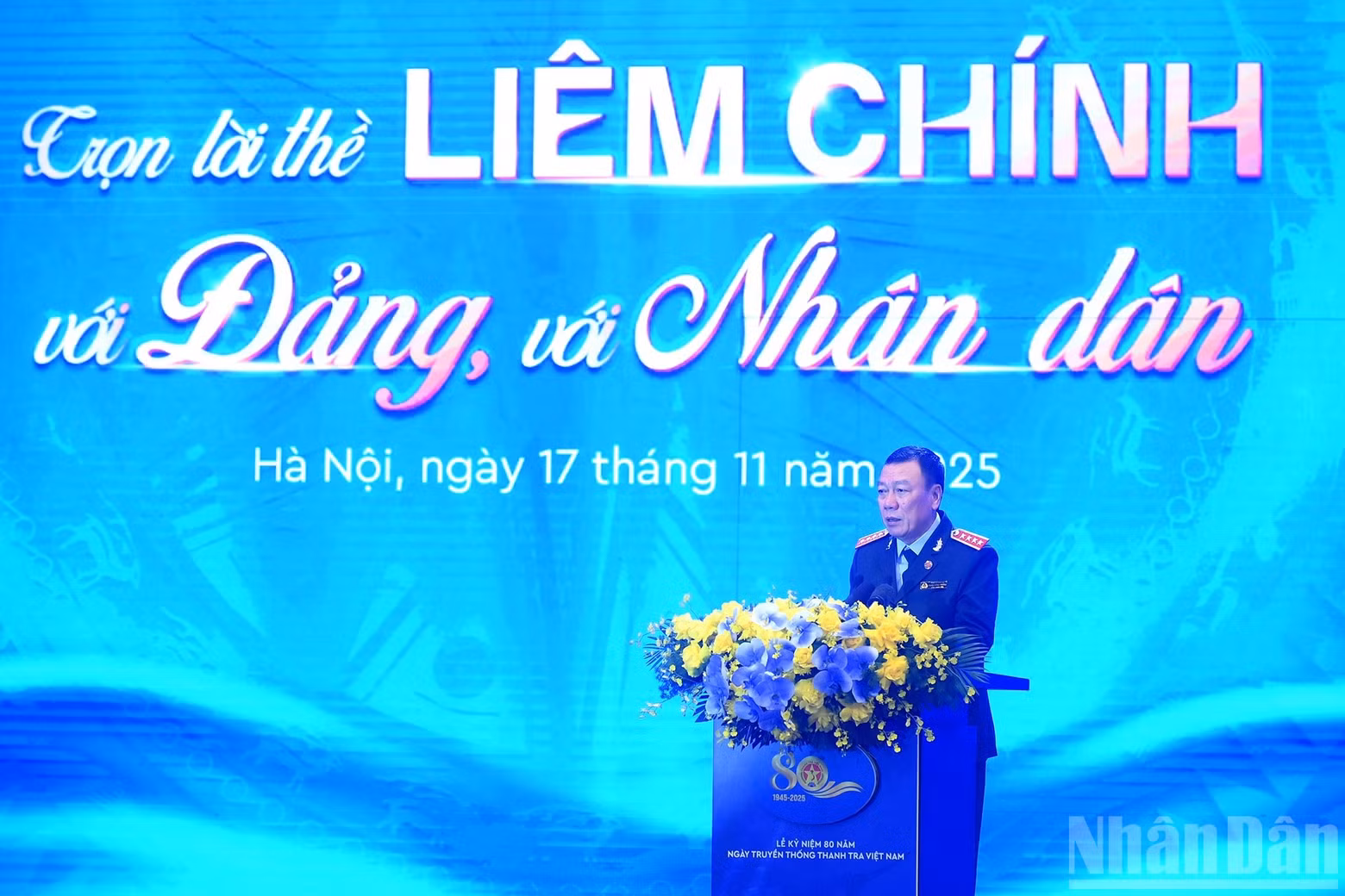 Doan Hong Phong, inspector general del Gobierno, pronuncia el discurso conmemorativo.