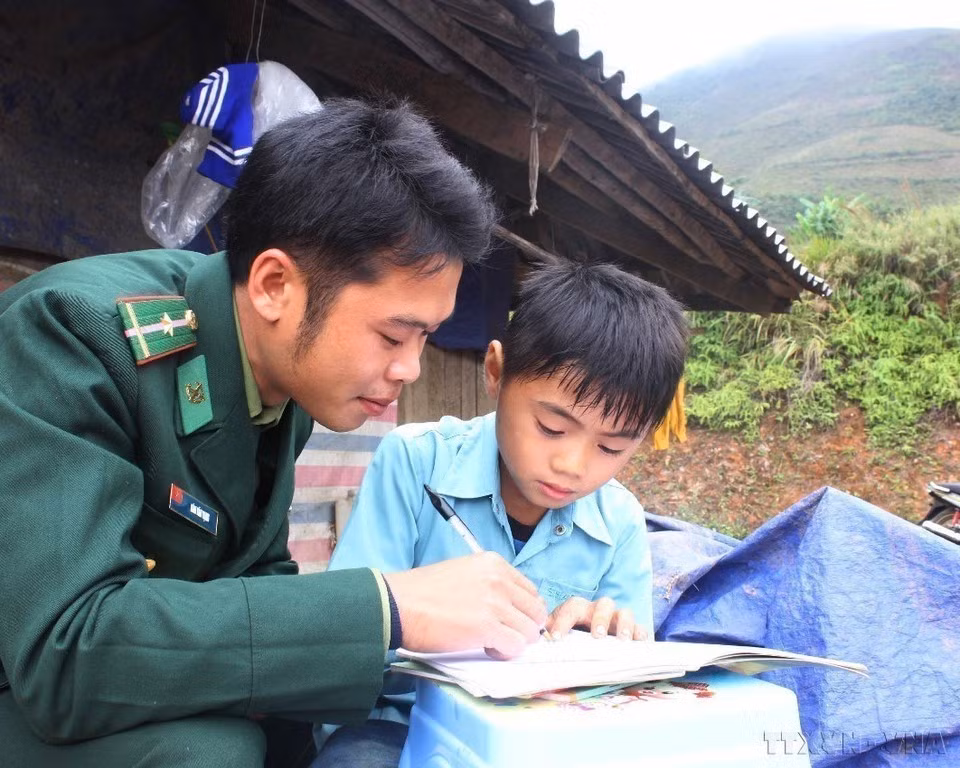 Guardias fronterizos de la provincia de Cao Bang apoyan a numerosos niños de familias pobres mediante el programa “Acompañando a los niños a la escuela”. (Foto: VNA)