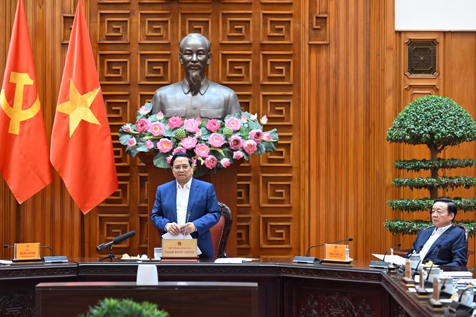 El primer ministro Pham Minh Chinh habla en la reunión.
