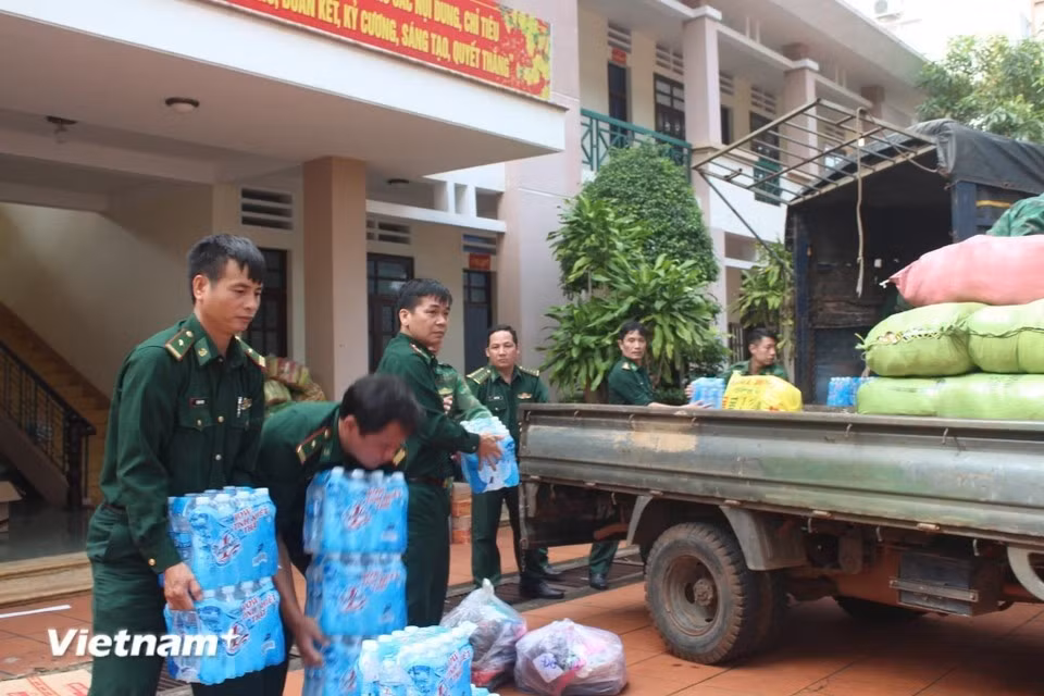 En los barrios Xuan Dai y Song Cau, la estación de guardia fronteriza de Xuan Dai distribuye 300 paquetes de ayuda proporcionados por el Comando de la Guardia Fronteriza provincial. Además, pone en marcha el modelo “Cajero de agua potable fronterizo”, entregando 150 packs de agua potable a las familias con escasez de suministro. (Foto: Vietnam+)