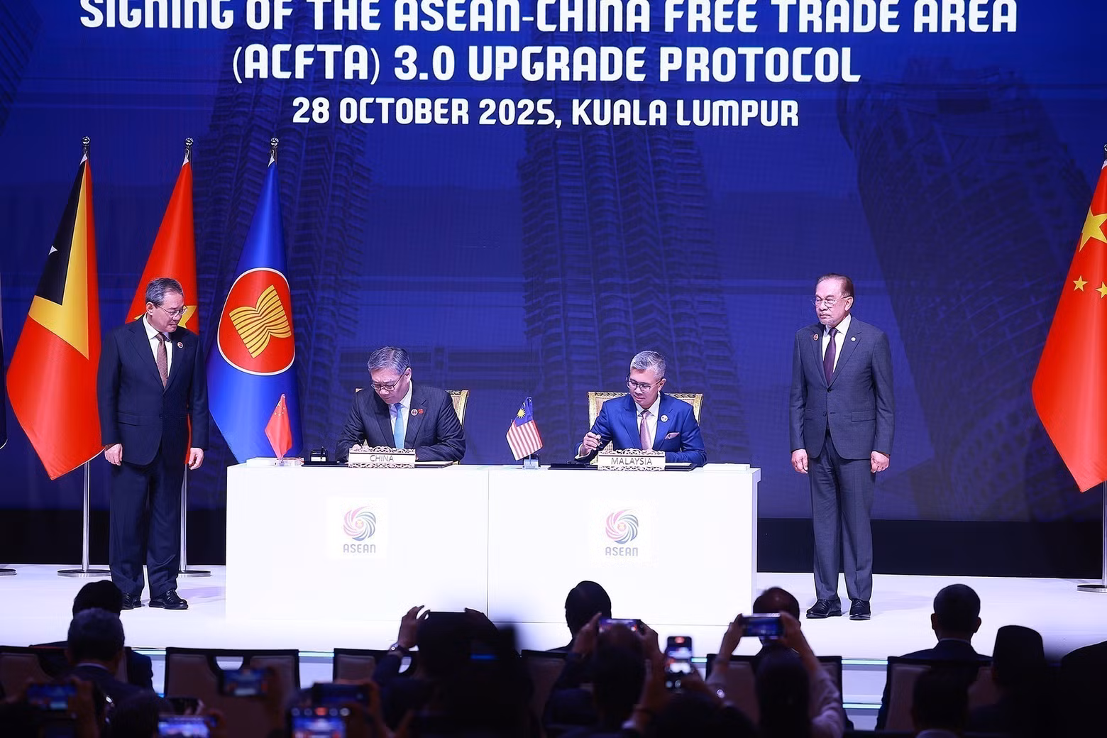 Ceremonia de firma del Acuerdo de Libre Comercio Asean-China versión actualizada 3.0. (Foto: DUONG GIANG/VNA)