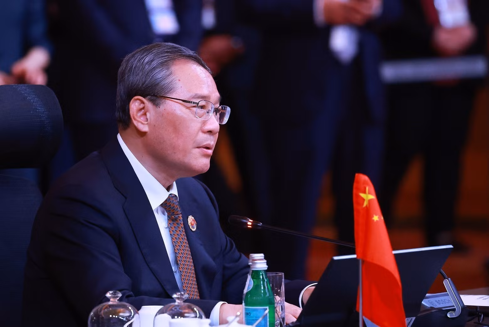 El primer ministro chino, Li Qiang, interviene en la cita. (Foto: DUONG GIANG/VNA)