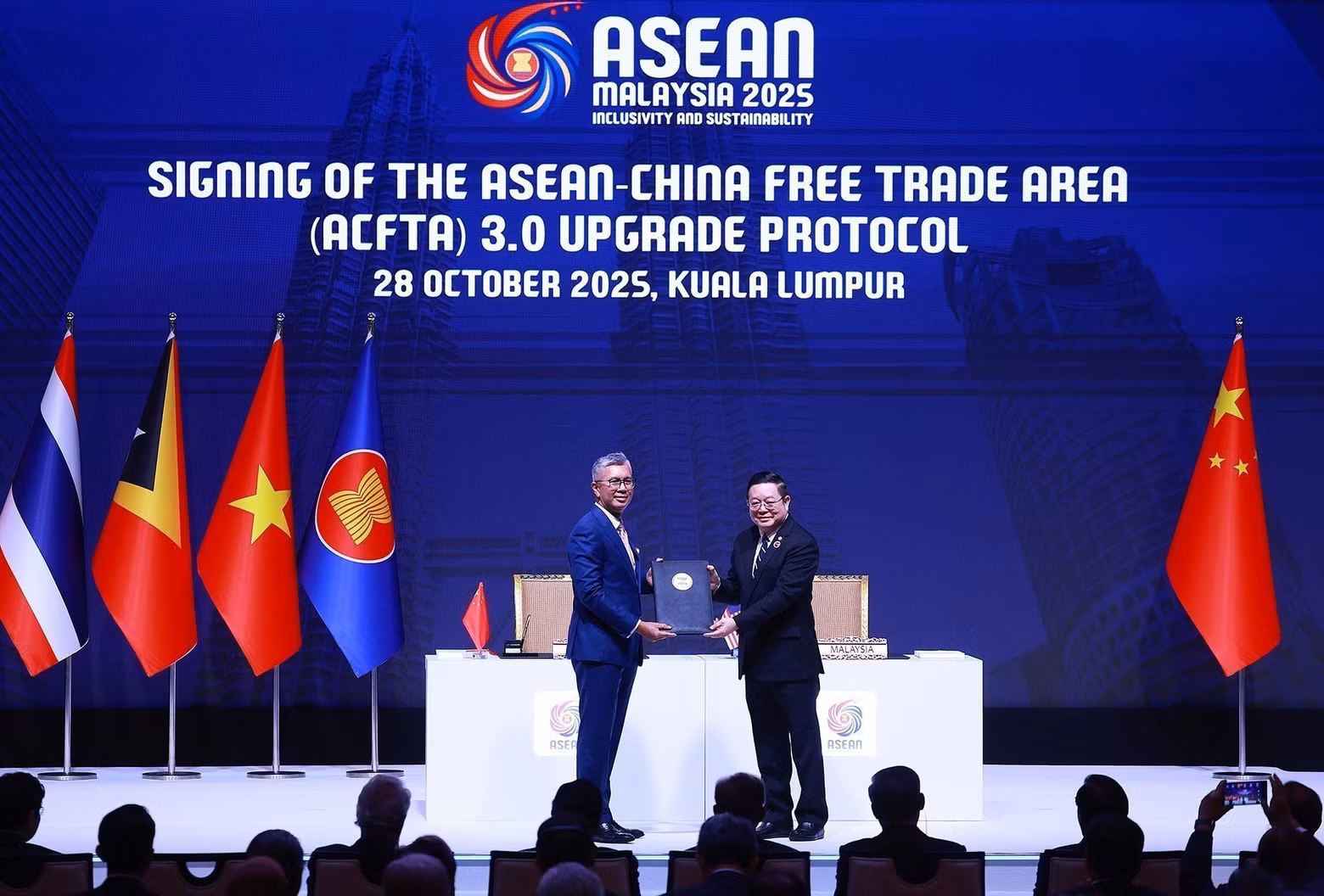 Ceremonia de firma del Acuerdo de Libre Comercio Asean-China versión actualizada 3.0. (Foto: DUONG GIANG/VNA)