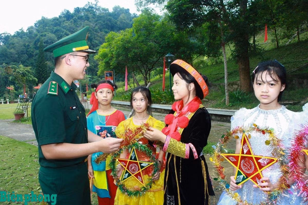 Militares de la Guardia Fronteriza de la norteña provincia de Cao Bang obsequian faroles a los menores. (Foto: Ngoc Lam/Periódico de la Guardafronteras)