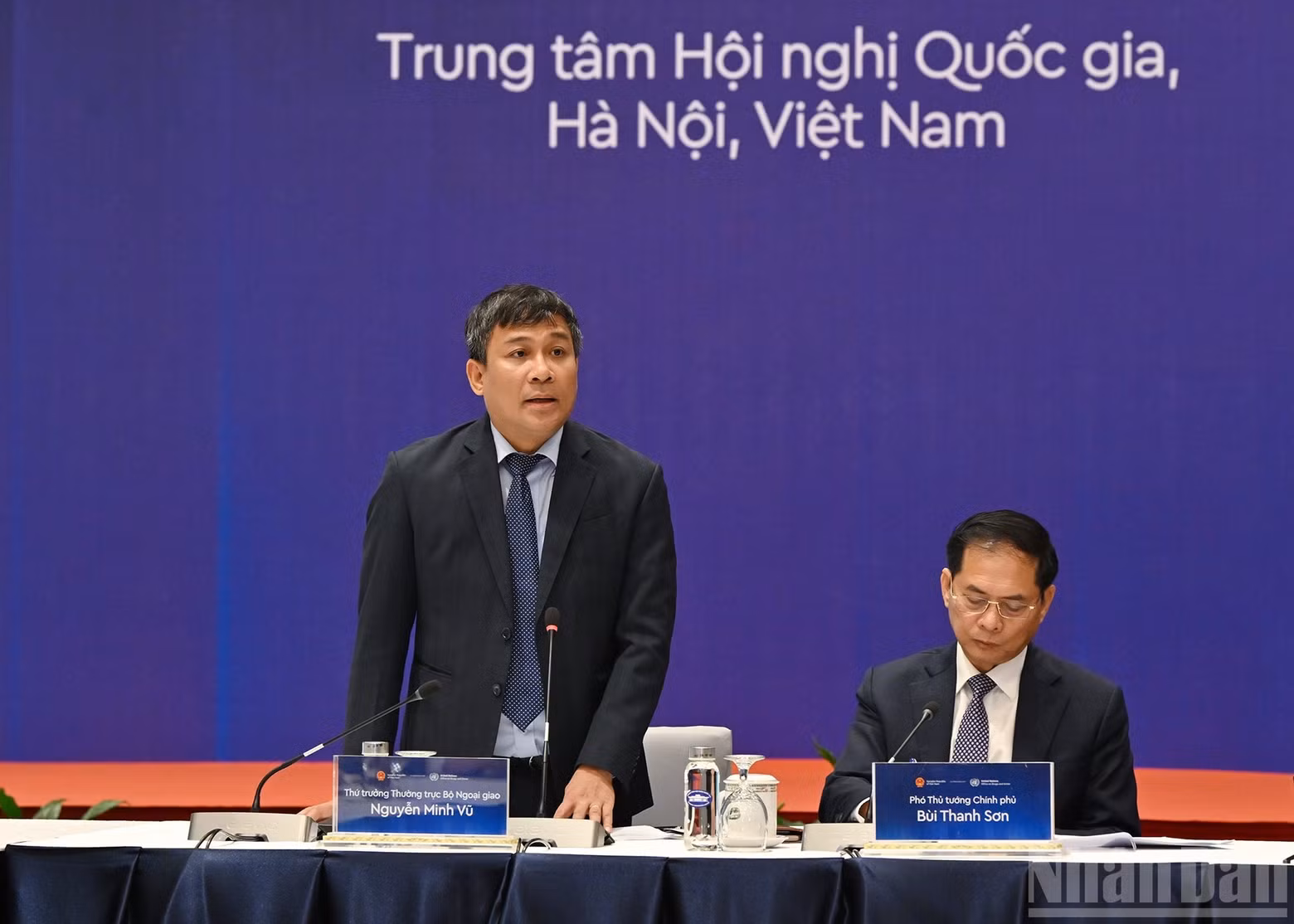 El viceministro permanente de Relaciones Exteriores, Nguyen Minh Vu, presenta su informe en la reunión.