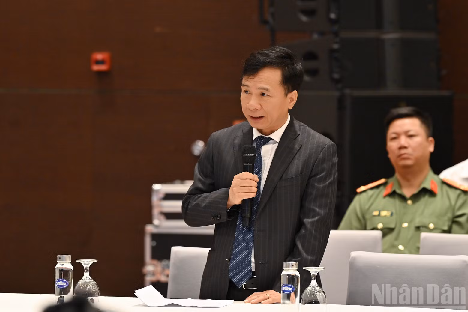 El subdirector de la Oficina del Presidente, Nguyen Hoang Anh, interviene en la reunión.