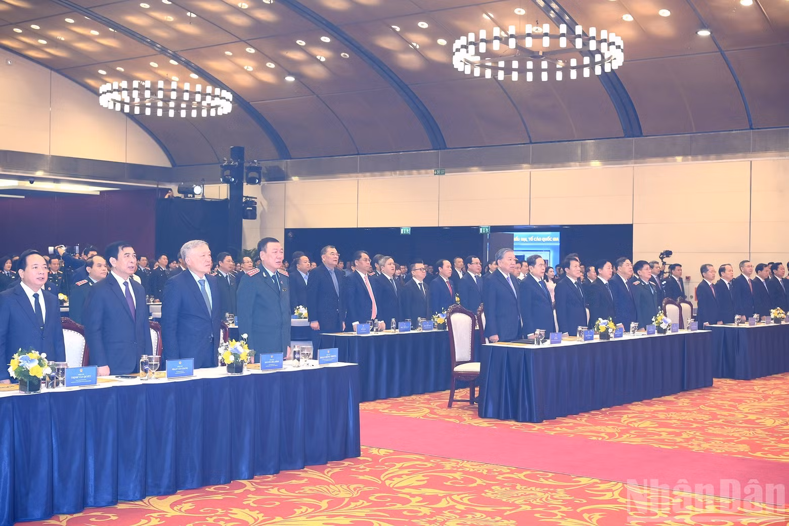 Los dirigentes del Partido y del Estado y los delegados realizan la ceremonia de saludo a la bandera nacional.