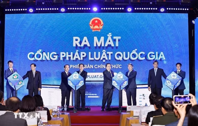 Delegados en el acto de presentación del Portal Nacional de Leyes (Foto: phapluat.gov.vn)