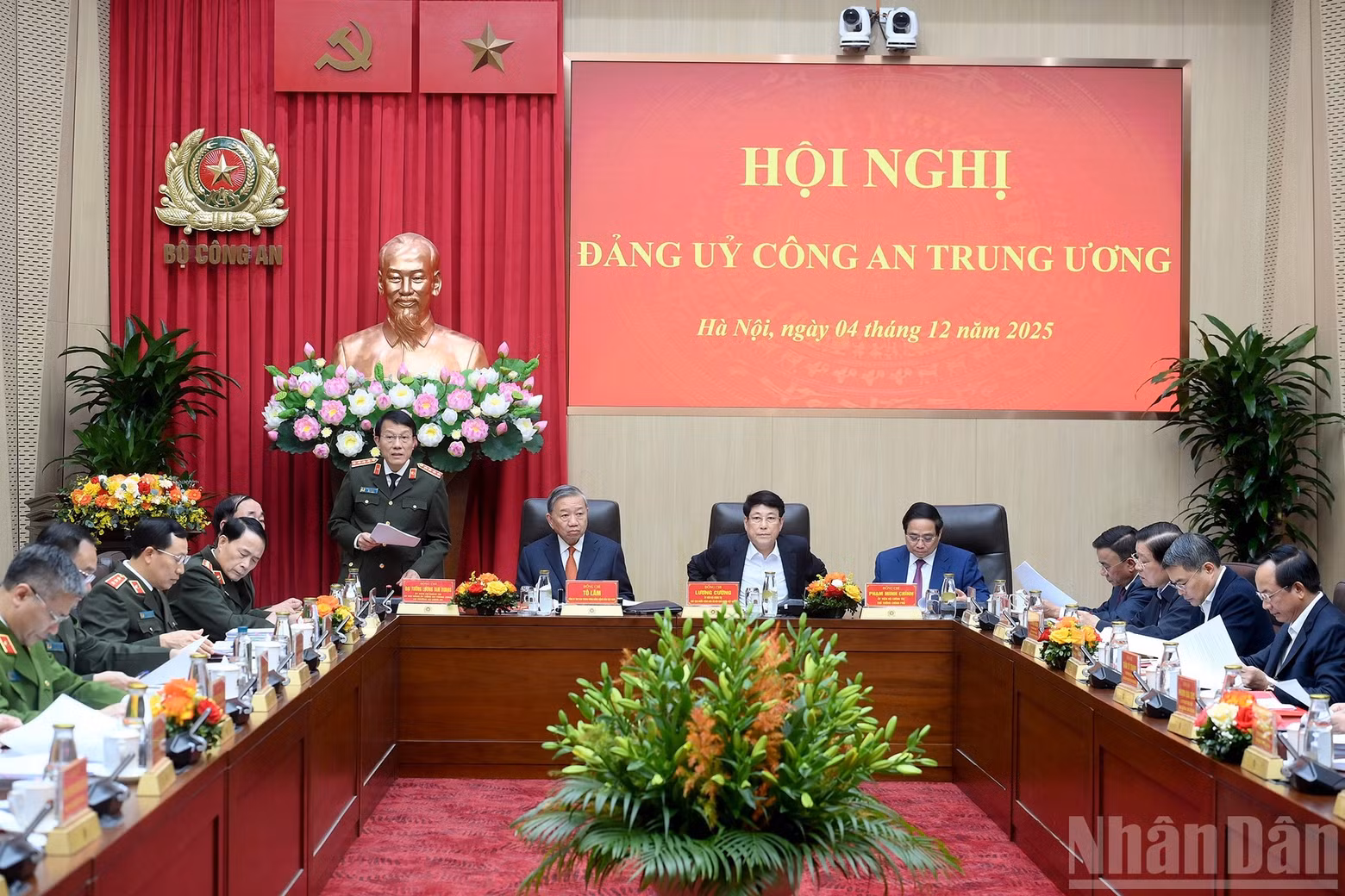El general Luong Tam Quang, miembro del Buró Político, secretario del Comité del PCV en la Comisión Central de Seguridad Pública y ministro de Seguridad Pública, interviene en la sesión inaugural.