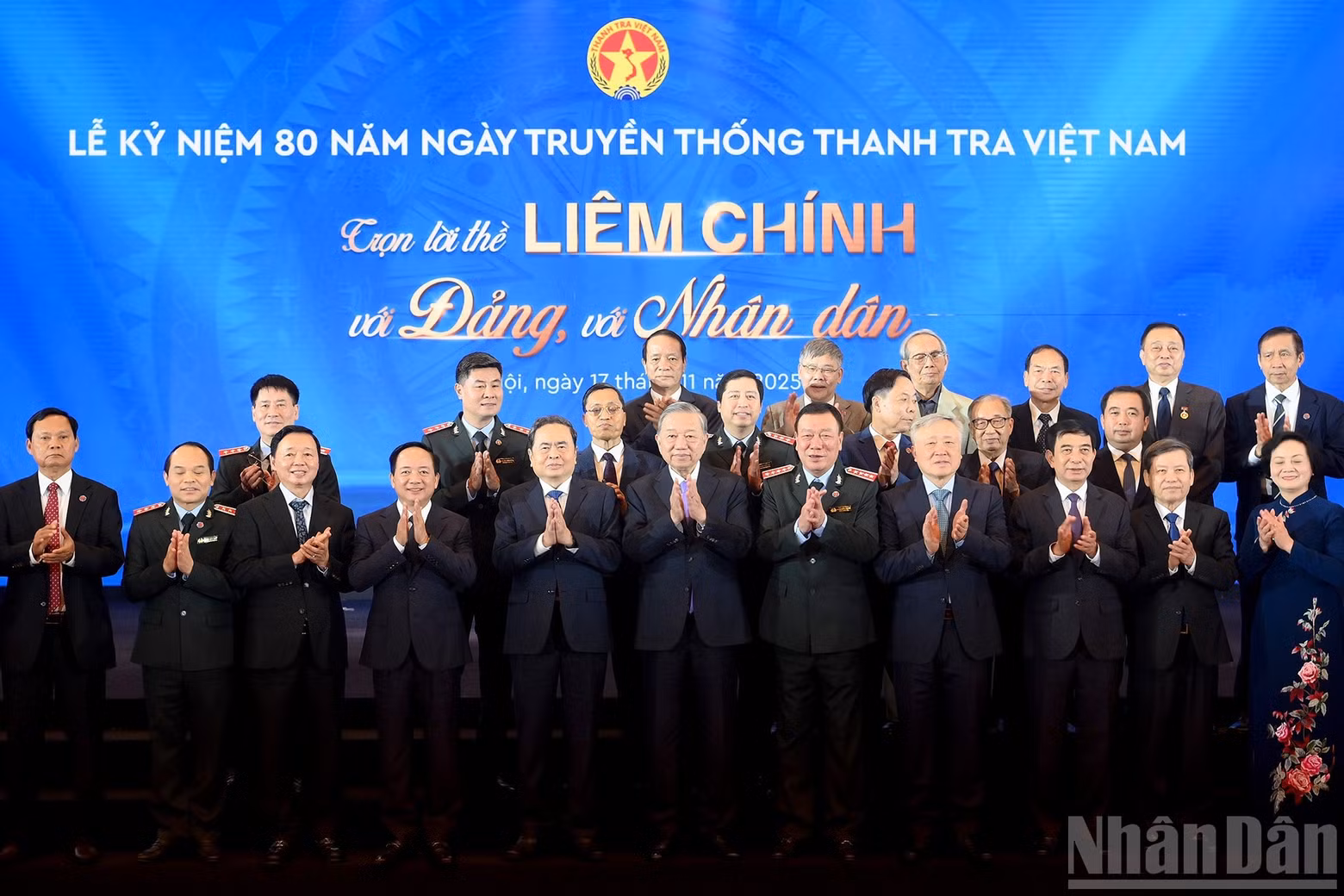 El secretario general del PCV, To Lam, el presidente de la AN, Tran Thanh Man y los delegados asisten al acto.