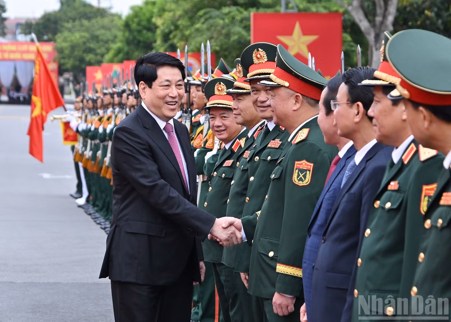 El presidente Luong Cuong y los delegados en la ceremonia.
