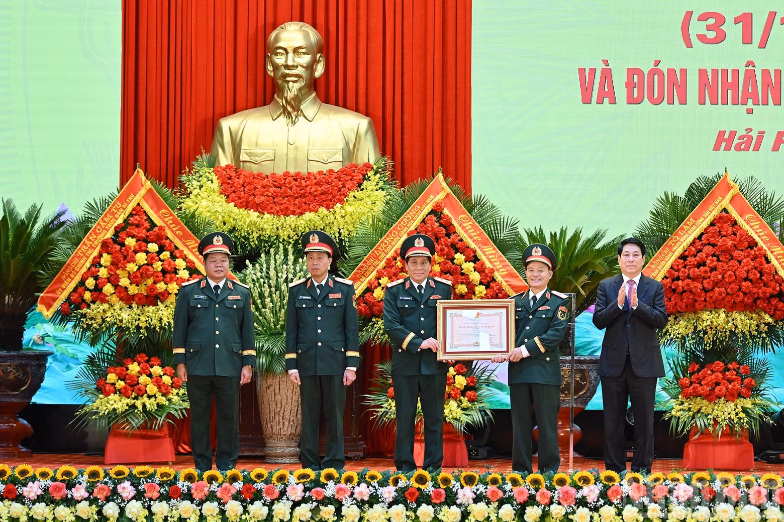 El presidente Luong Cuong entrega la Orden de Defensa de la Patria de primera clase a las Fuerzas Armadas de la Región Militar 3.