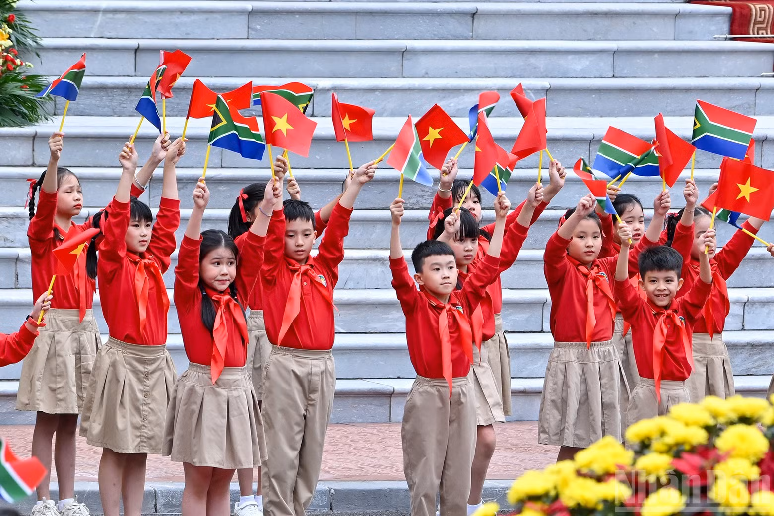 Niños capitalinos saludan a los presidentes Luong Cuong y Matamela Cyril Ramaphosa.