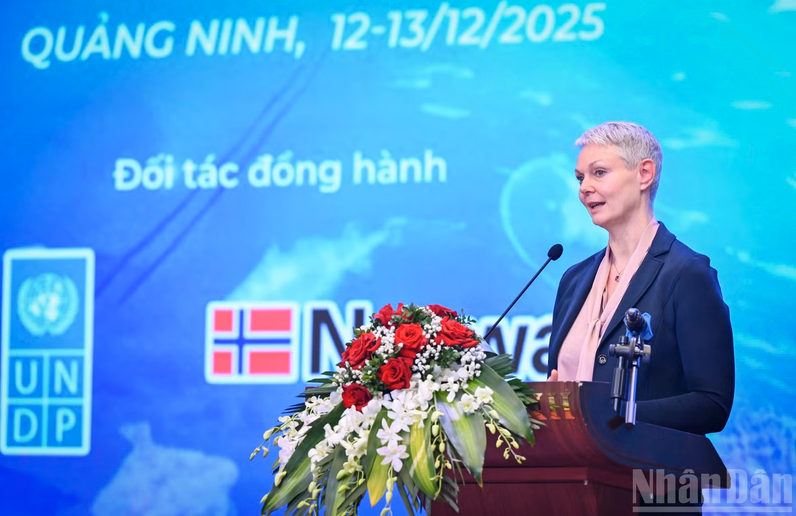La embajadora de Noruega en Vietnam, Hilde Solbakken, interviene en la sesión inaugural.