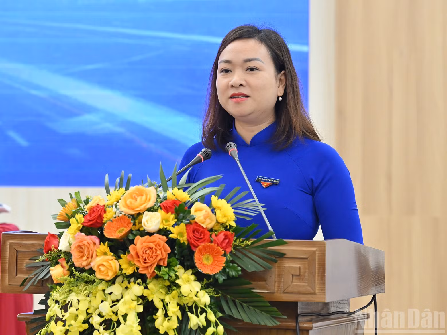 Tran Thi Ngoc Quynh, secretaria del Comité de la UJCHCM en los órganos centrales del Partido, interviene en el evento.