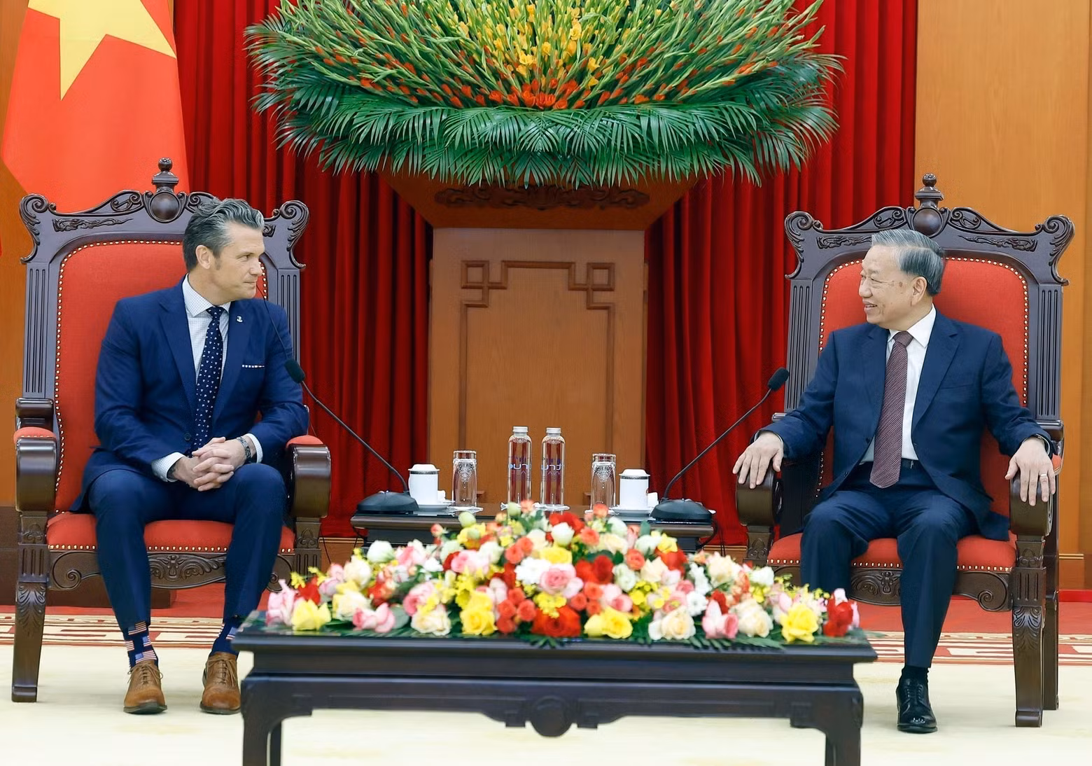 El líder partidista vietnamita conversa con el secretario de Guerra de Estados Unidos, Pete Hegseth. (Foto: VNA)