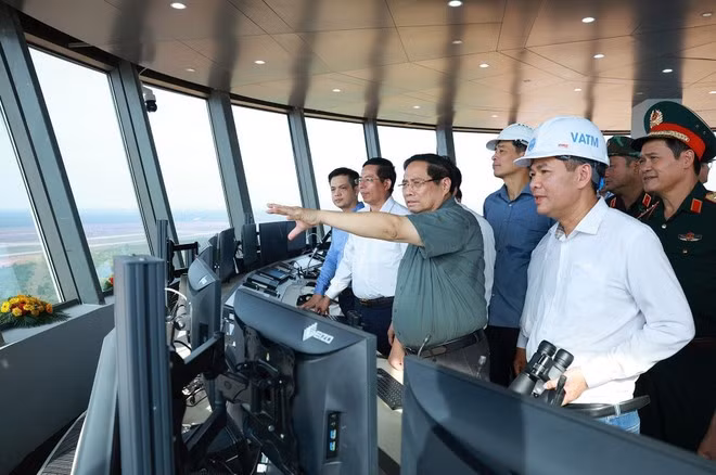 El primer ministro Pham Minh Chinh inspecciona el proyecto del Aeropuerto Internacional de Long Thanh desde la torre de control aéreo. (Foto: VNA).
