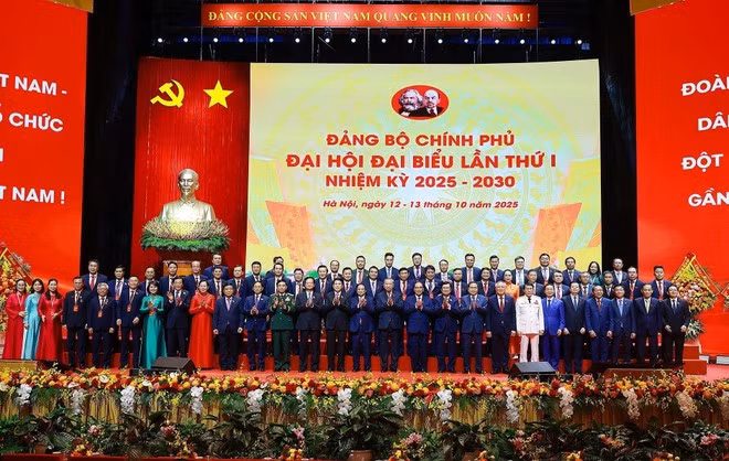 El secretario general del Partido Comunista de Vietnam, To Lam, y delegados participantes en la cita. (Foto: VNA)