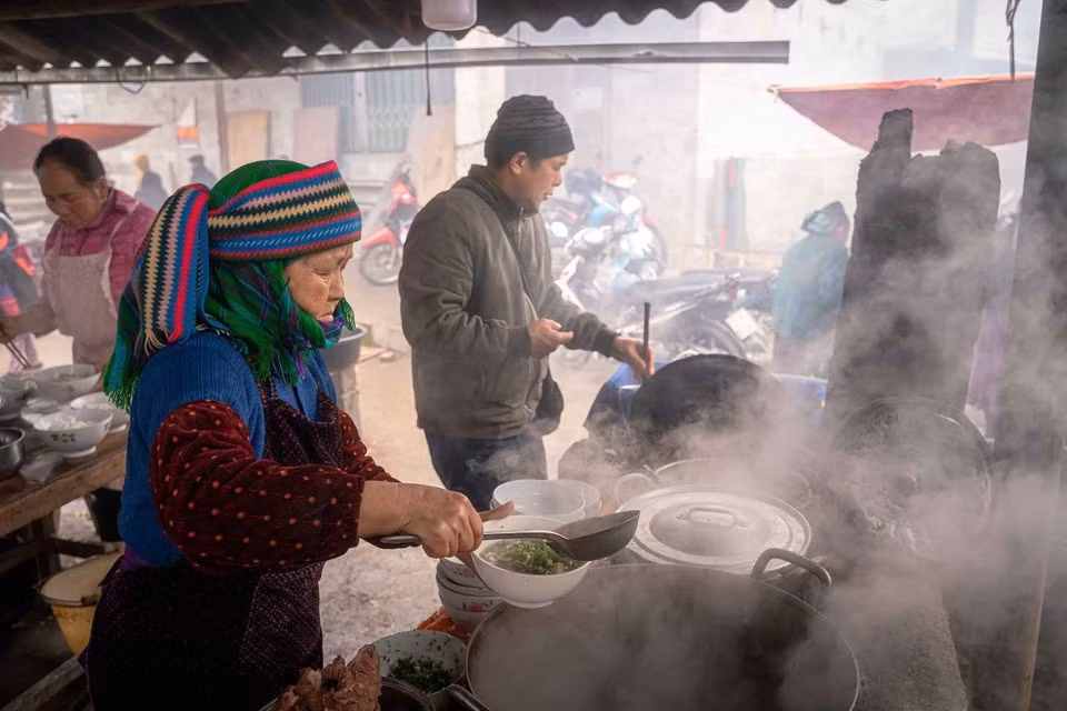 El mercado de Pho Cao, uno de los sitios únicos en la Meseta rocosa de Dong Van. (Foto: VNA)
