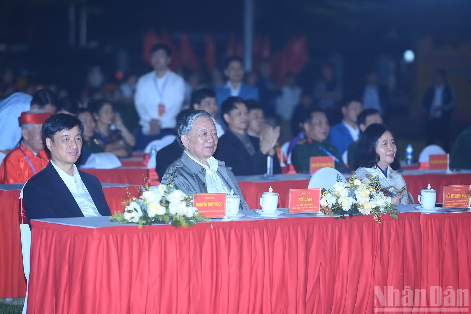 El secretario general del PCV, To Lam, y los delegados.