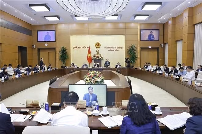 La Asamblea Nacional de Vietnam debate iniciativas clave. (Foto: VNA)