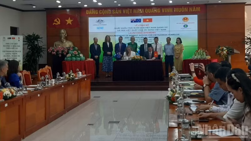 En la ceremonia que oficializa la exportación del pomelo vietnamita a Australia y la importación de arándanos australianos por Vietnam.