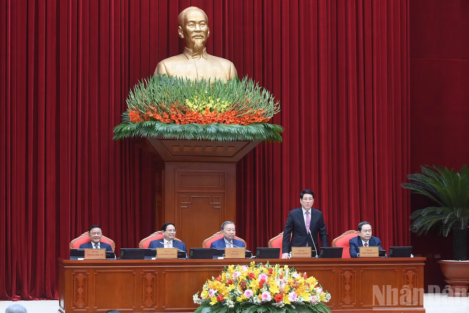 El presidente Luong Cuong dirige la sesión inaugural.