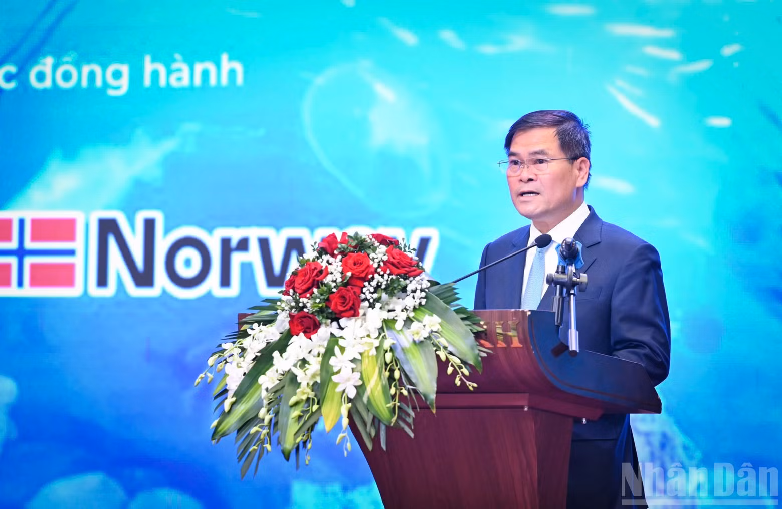 Bui Van Khang, subsecretario del Comité del Partido y presidente del Comité Popular de Quang Ninh, ofrece el discurso de bienvenida.