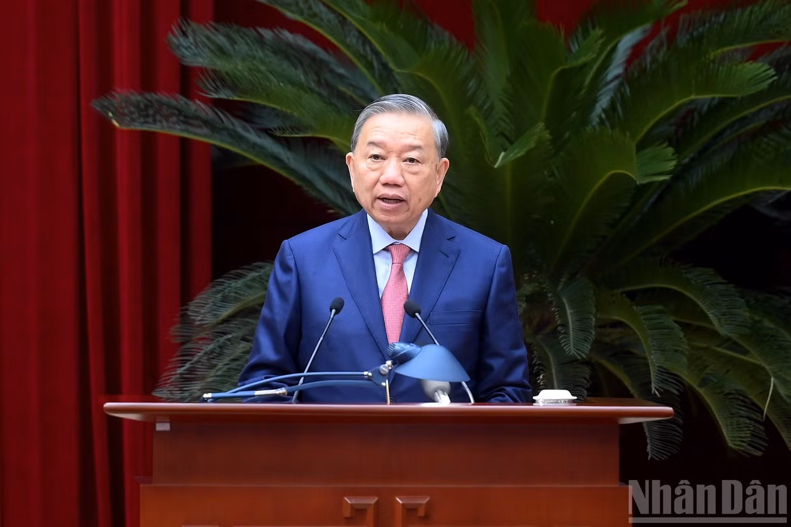 El secretario general del PCV, To Lam, pronuncia el discurso inaugural del Pleno.