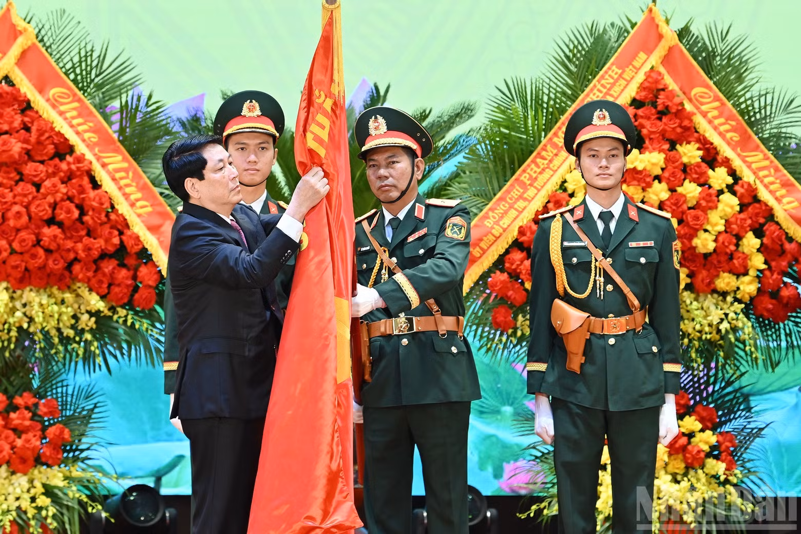 El presidente Luong Cuong impone la Orden de Defensa de la Patria de primera clase a la bandera de la unidad.