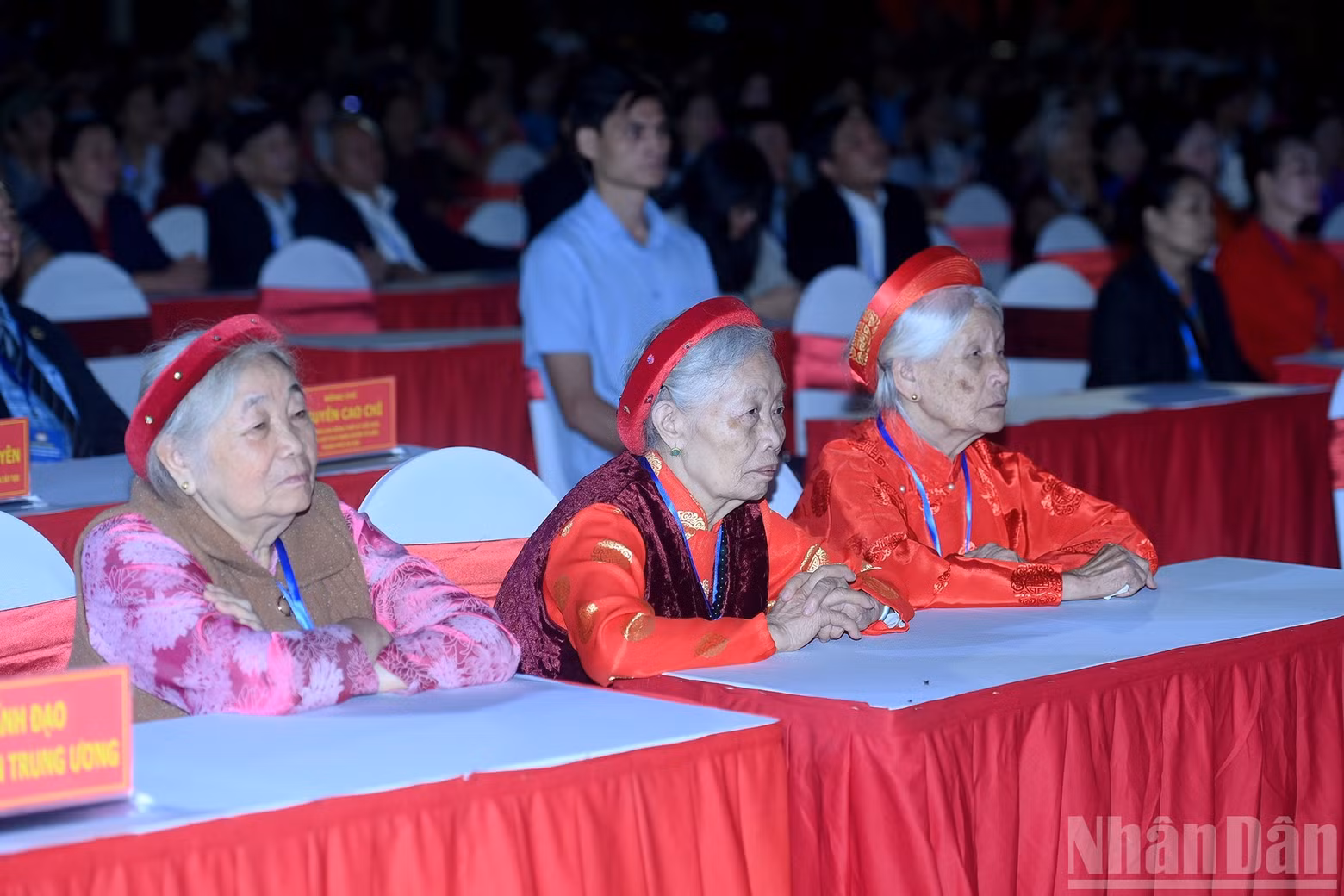 Los ancianos del barrio Thuong Cat en la cita.