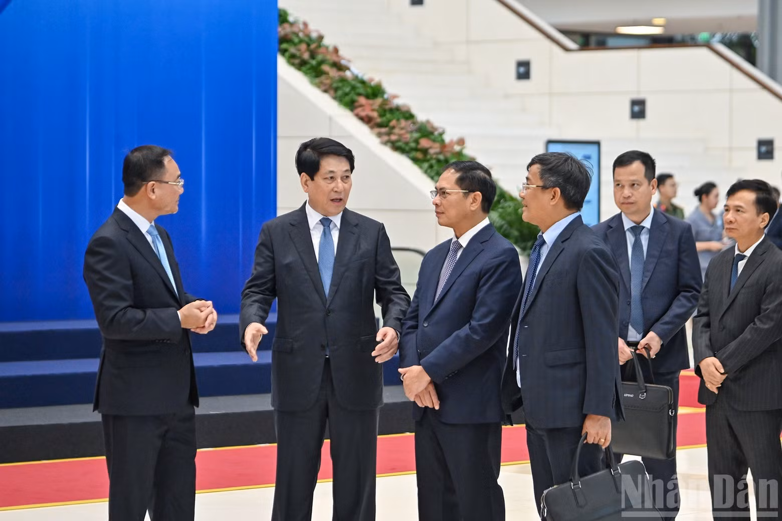 El presidente Luong Cuong conversa con los delegados.