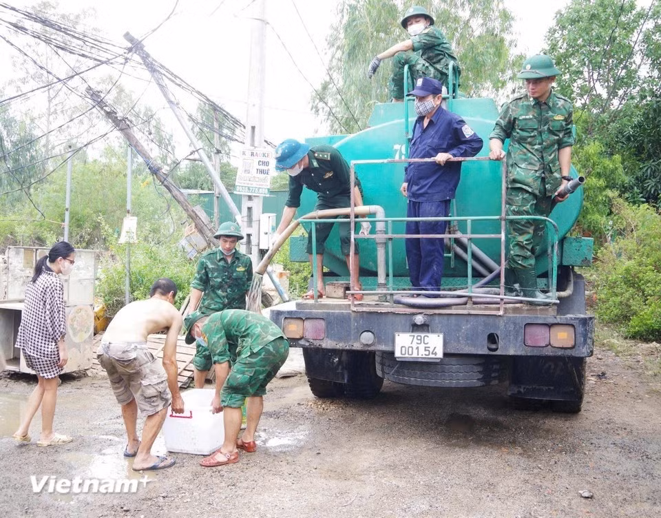 El 24 de noviembre, la estación de guardia fronteriza del puerto de Nha Trang, en la provincia de Khanh Hoa, desarrolló diversas acciones de apoyo a los habitantes afectados por las recientes lluvias e inundaciones. (Foto: VNA)