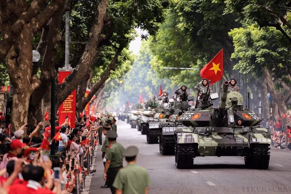 Columna de vehículos blindados y tanques desfilando por la calle Tran Phu (Hanói), recibida con entusiasmo por ciudadanos y turistas durante la gran celebración del Día Nacional, el 2 de septiembre de 2025. (Foto: VNA)